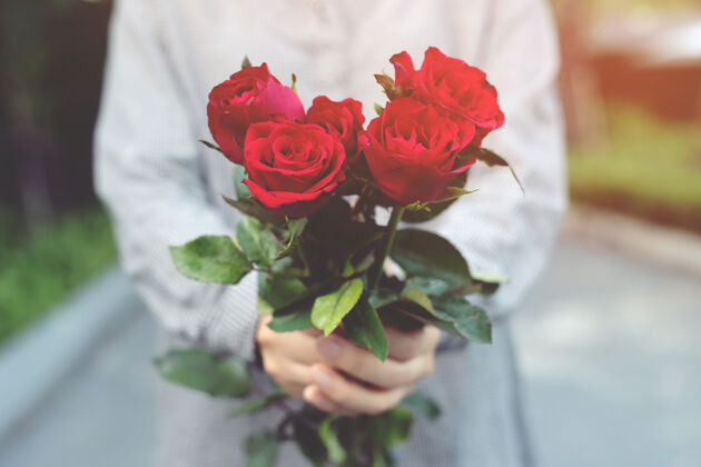 关系情人节送红玫瑰快乐惊喜玫瑰