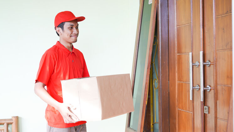 订单送货员把箱子送到顾客家门口送货员纸板箱接收