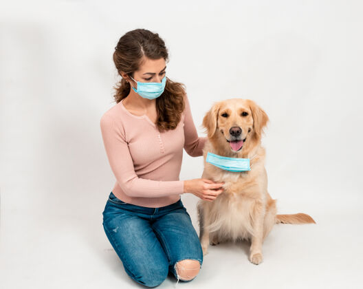 大流行戴着医用面罩的女人和狗宠物狗保健