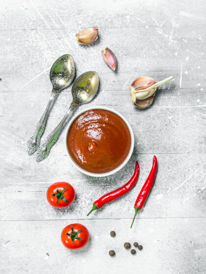 烹饪番茄酱放在碗里 用勺子 胡椒和大蒜美味调味品蔬菜