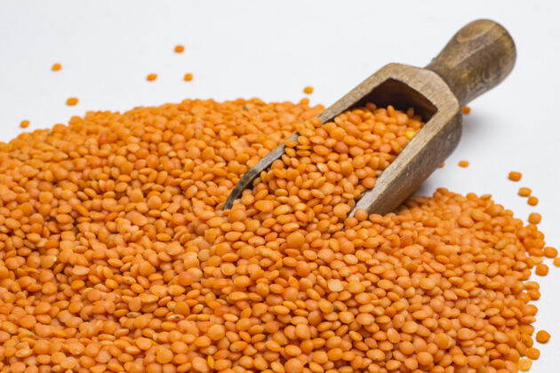 分散红扁豆来源于植物蛋白和欧米茄-3白色背景干燥钙矿物质