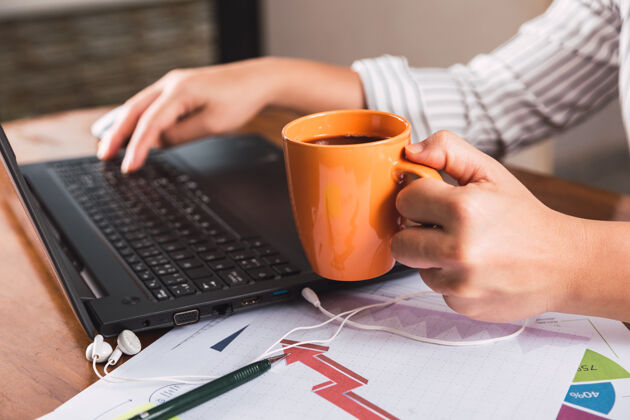 饮料工作在笔记本电脑和喝咖啡的商务人士特写人Wifi连接