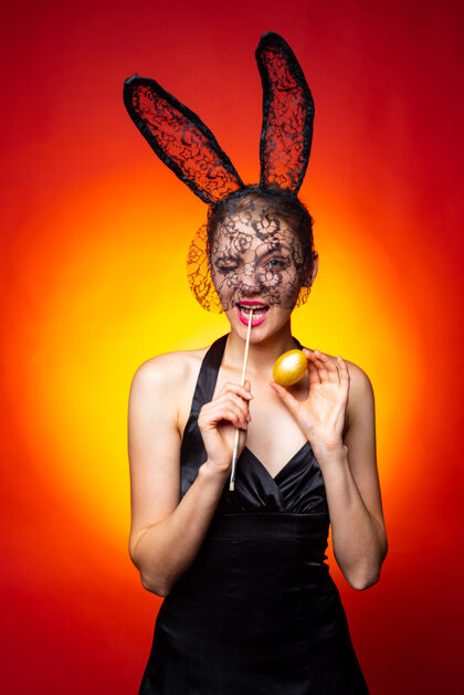 情绪戴着兔子耳朵过复活节的快乐的年轻女人鸡蛋兔子兔子耳朵服装胡萝卜可爱兔子