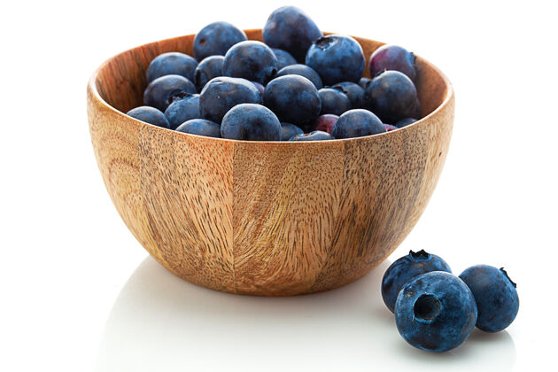 美味木制碗与蓝莓隔离在白色背景上营养甜点团体