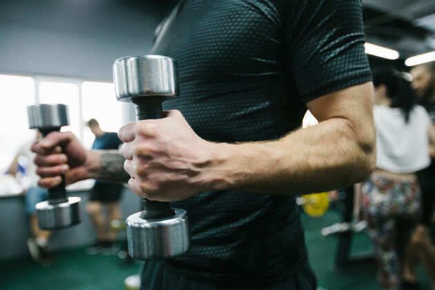 身体在健身房锻炼或训练的男人训练年轻健美