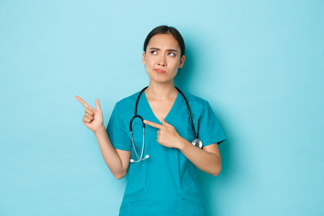成人年轻的亚洲女护士摆姿势年轻保健护士