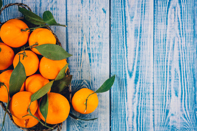 甜味成熟的柑桔果剥开皮 放在古老的乡村风格的木材上 表面有一组柑桔果和叶子健康叶子橘子
