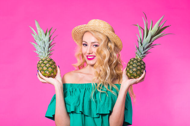 水果粉红色上的女人和菠萝的肖像背景.夏季 饮食与健活方式维生素Ananas新鲜