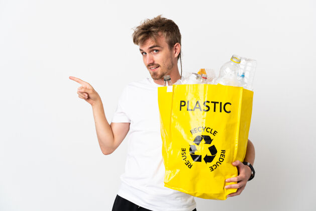 垃圾年轻的金发男子拿着一个装满废纸的回收袋把回收隔离在白色手指的一边人生态系统环境