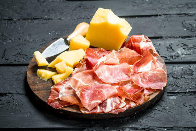 意大利安提帕斯托背景板和jamon还有帕尔马干酪黑色乡村背景新鲜猪肉早餐