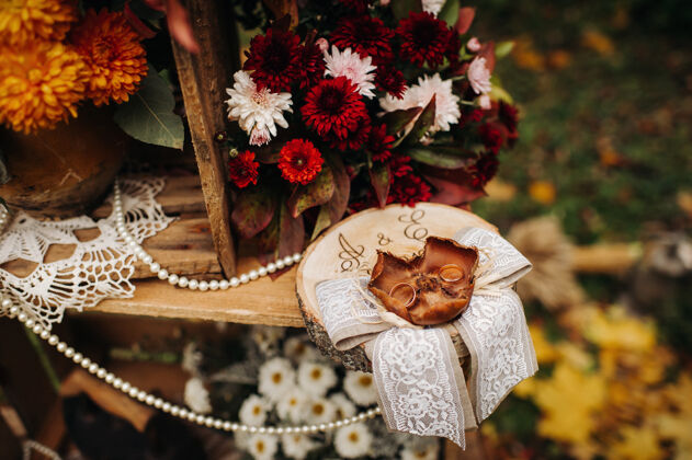 月亮秋天的婚礼在绿色的街道上举行草坪装饰鲜花拱形的仪式鲜花登记婚礼装饰