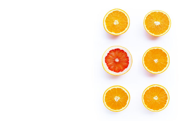 叶子高维生素c 多汁 营养丰富甜的新鲜的橘子和葡萄柚在白色的表面上皮肤热带饮料
