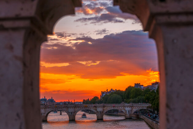 景观法国巴黎五颜六色塞纳河上的日落河景穿过桥的格子栅栏桥梁夜晚