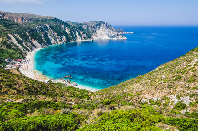 蔚蓝希腊凯法罗尼亚岛上的默多斯湾和海滩田园诗海岸自然