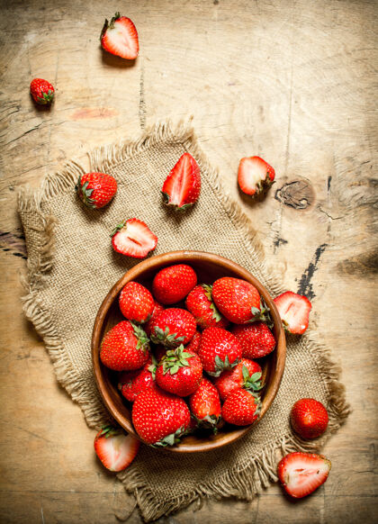 配料成熟的草莓放在碗里 放在袋子上甜有机健康