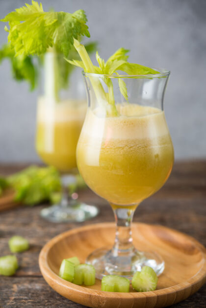 菠菜新鲜果汁苹果和芹菜在一个透明的玻璃 素食 清洁食品的概念营养多汁的水果