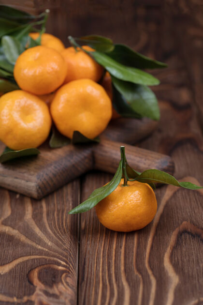 饮食棕色木头上橘子特写镜头的旋转背景成熟水果水果克莱门汀柑橘