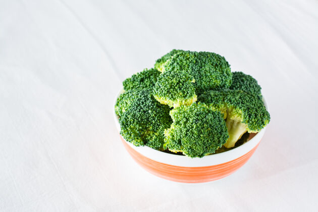 健康放在桌子上的碗里的新鲜西兰花布料.饮食健康食品切片零食自然