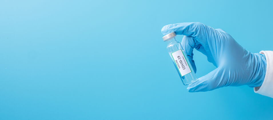 科学医院内戴丁腈手套的医生手中的冠状病毒19疫苗瓶实验室.医学 健康 预防接种和免疫理念保健防护研究