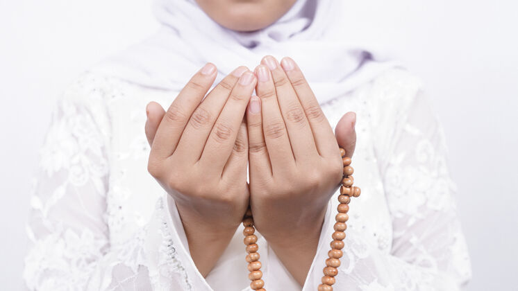 阿拉伯语亚洲妇女戴着白念珠祈祷学习膝盖珠子
