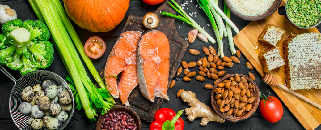 蛋白质健康的食物.鲑鱼加蜂蜜和有机食物的牛排烹饪产品鱼