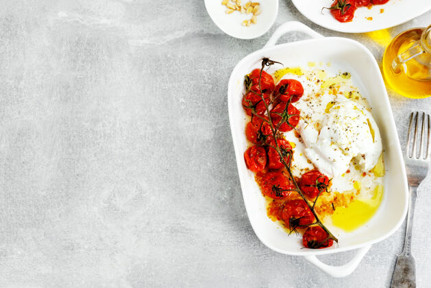 香料水牛摩扎雷拉配烤番茄和橄榄油板视图从上面营养菜肴盘子