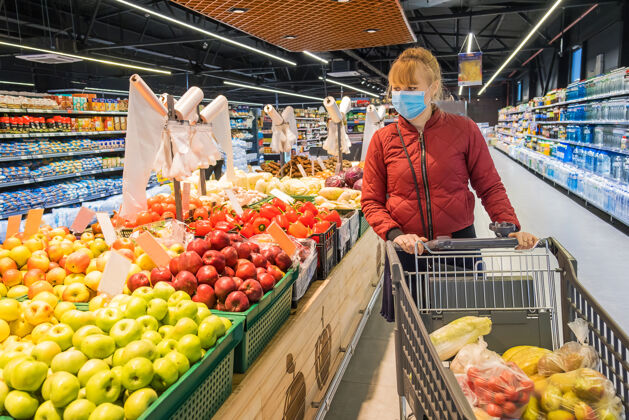 购物者女人在超市买杂货产品超市购买