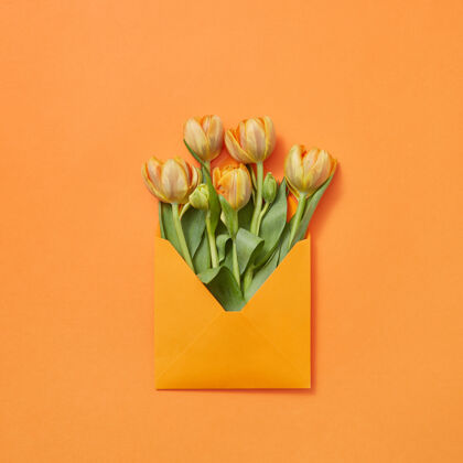 空春天的鲜花郁金香在一个黄色的背景与复制工艺信封太空爱情致恭喜你平躺下信封花束花