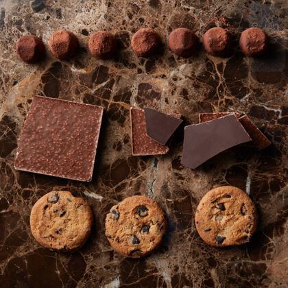 饼干巧克力块 松露糖和饼干放在大理石的黑色表面上面包店小吃放纵