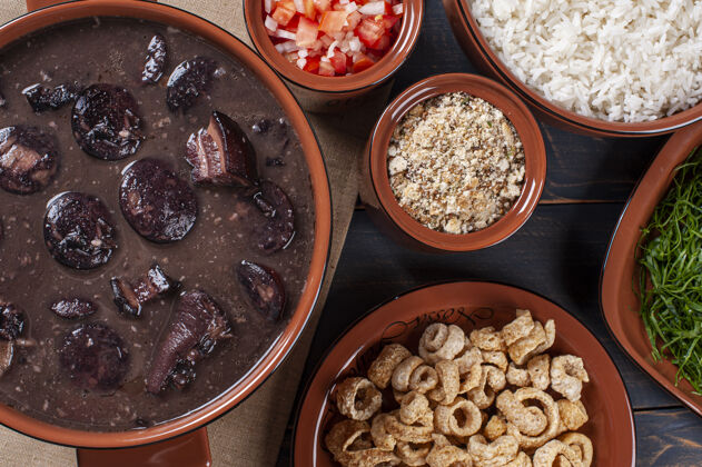 木头背景典型的巴西菜叫feijoada.制造配黑豆 猪肉和土豆香肠.上衣查看巴西菜巴西菜黑豆