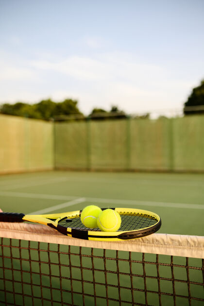 网球网球拍和网上的球 没有人 户外球场专业活动发球