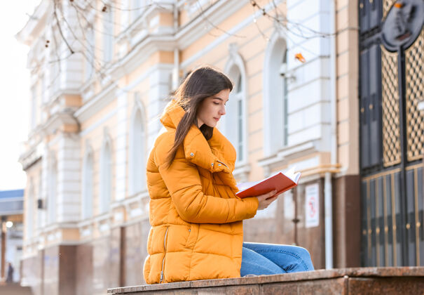 女性年轻女子在户外看书户外城市教育