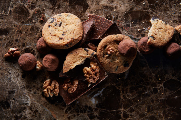 块新鲜的自制巧克力饼干 黑大理石表面有巧克力糖果烘焙巧克力切片