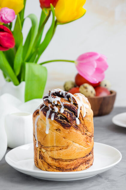 烘焙复活节蛋糕-克鲁芬 克拉芬或库里奇巧克力坚果奶油和糖釉酵母霜冻复活节蛋糕