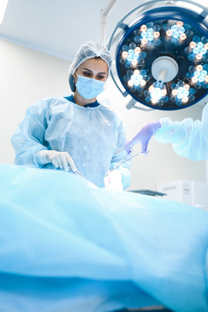 专家女外科医生和助理 专业外科 手术室诊所专业知识外科手术