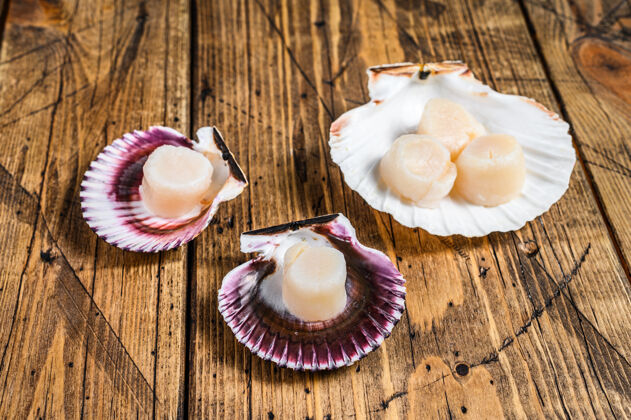 海鲜生海鲜扇贝肉放在木壳上桌面查看烹饪蛤蜊扇贝