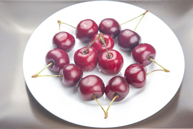 多汁多汁的樱桃浆果躺在白色的床上健康版食物早餐水果的植物.水果甜点口感明亮提神