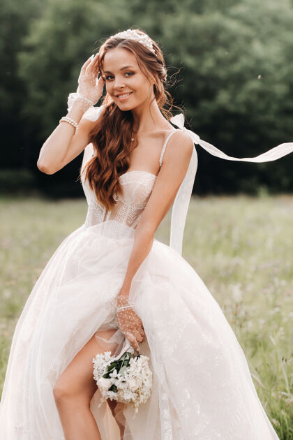 水婚礼当天 一位优雅的新娘身穿白色长裙 戴着手套 手里拿着一束花束新娘女人风景