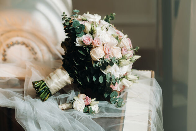 举行带玫瑰和花束的婚礼花束优雅面纱手