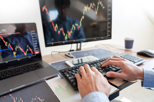 成功商人经纪人在屏幕上分析财务数据图表和报告交易所在线屏幕