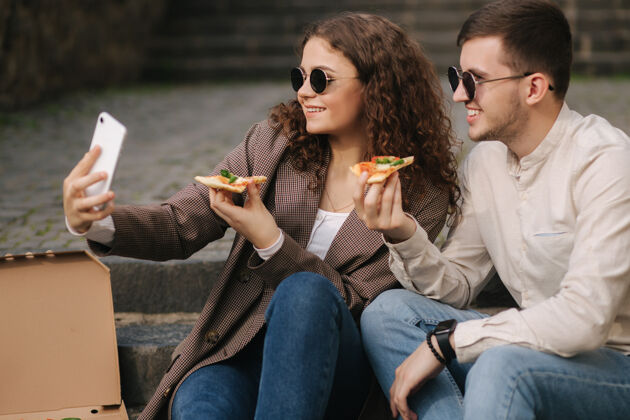 蔬菜年轻的博客写手拿着一片比萨饼自拍生活方式男性美味