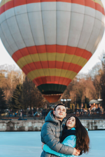 气球情人节这天 一对相爱的情侣站在冰面上 站在气球后面欢呼飞机情侣