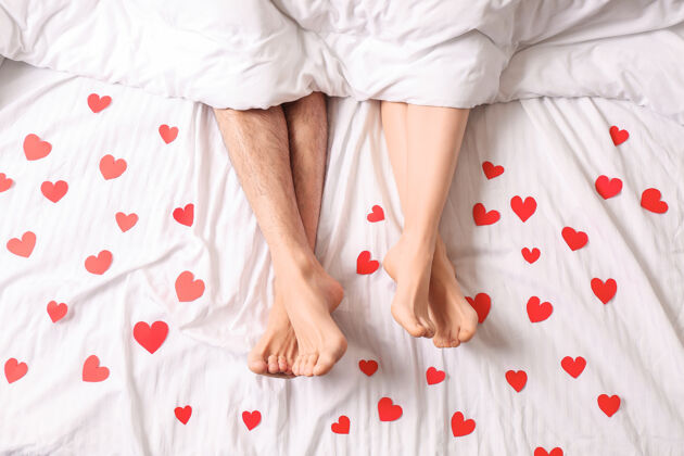 卧室躺在床上的红心青年夫妇 顶视图房子浪漫关系