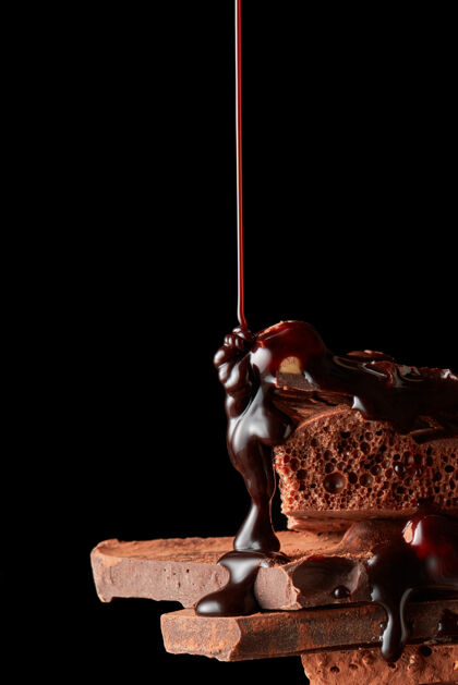 棒把巧克力糖浆倒在黑巧克力上表面营养可可