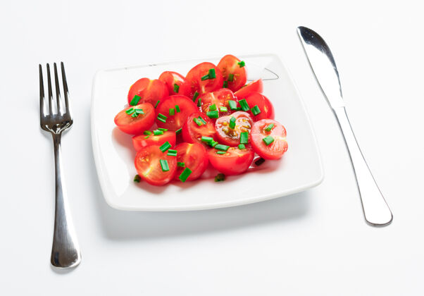 蔬菜用绿色装饰的樱桃西红柿洋葱一个白色的方盘子饭樱桃西红柿