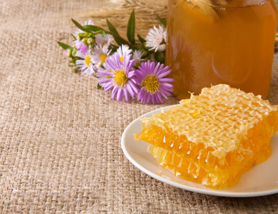 罐蜂巢 花儿和蜂蜜就在花盆上装袋滴棒健康