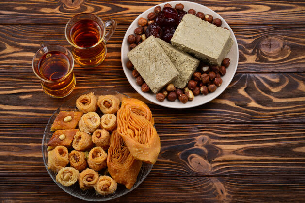 饮料各种传统的东方甜点和木制茶具甜食食物火鸡