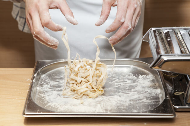 自制特写制作新鲜自制面条的过程食物烹饪面粉
