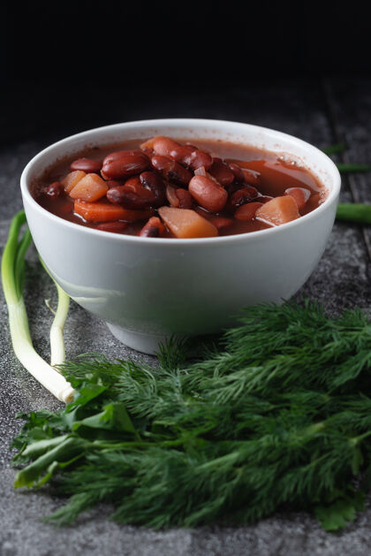 素食白碗香草豆汤传统蛋白质自制