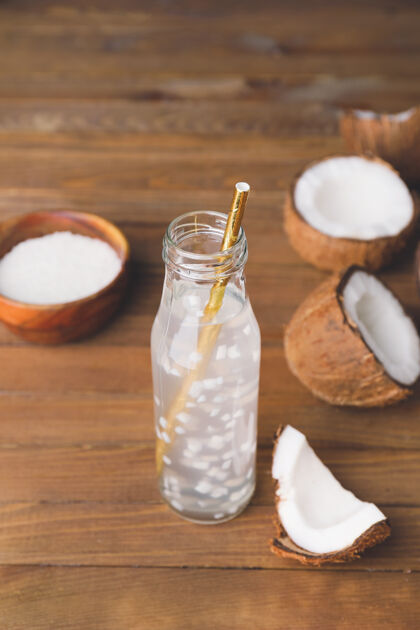 饮料桌上放一瓶新鲜的椰子水食物坚果产品
